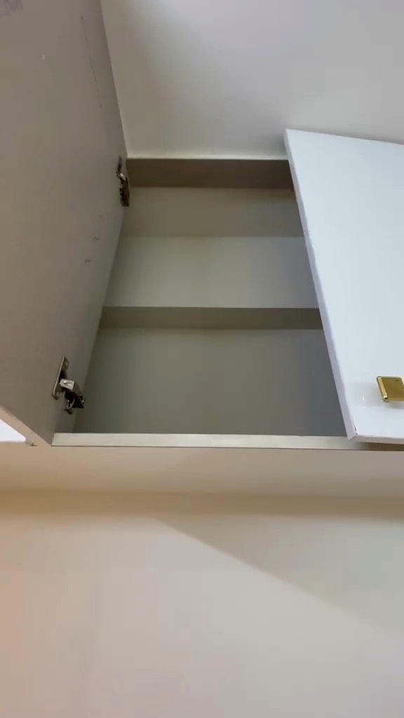 Double sharing room — open shelves